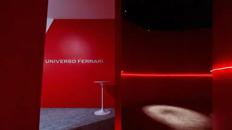 An image of a red wall with the words "Universo Ferrai" on it